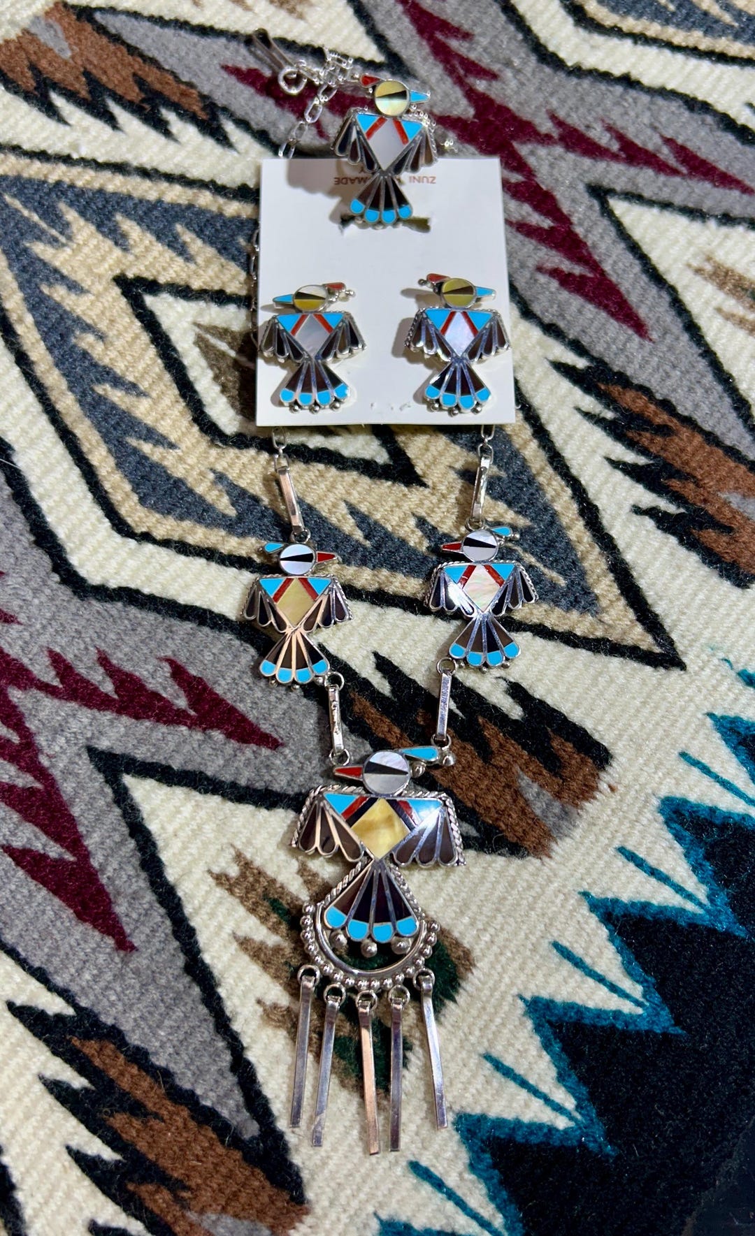 ズニ族のサンダーバードインレイ、マルチストーンインレイ