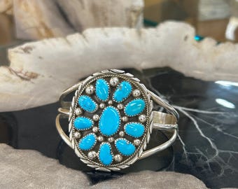 Pulsera de puño hecha a mano con 10 piedras de turquesa Kingman en plata de ley estilo navajo