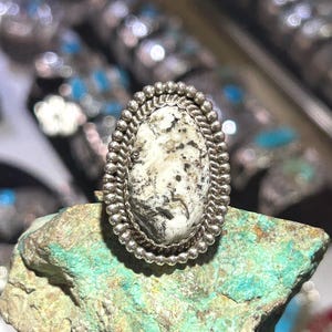 Handgemaakte Turquoise Navajo-ring van wit buffelturquoise