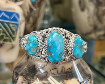 Fenomenal pulseira Navajo artesanal com 3 pedras de turquesa Calandria e prata de lei