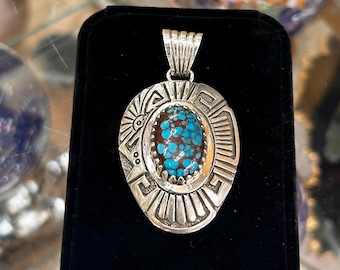 Colgante grande Navajo de plata esterlina con turquesa y símbolos grabados de telaraña egipcia