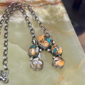 Ciondolo Naja in argento sterling turchese con conchiglia di ostrica spinosa arancione e catena in argento sterling