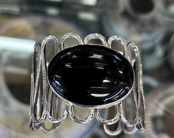 Pulsera ancha ajustable de plata esterlina grande con piedra de ónix, hecha a mano por los Navajo.