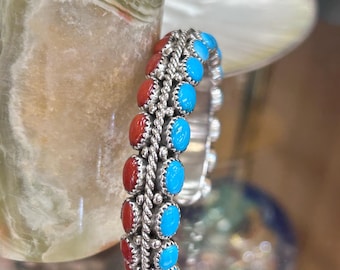 Pulsera de puño gruesa hecha a mano Navajo de plata de ley con turquesa Sleeping Beauty y coral mediterráneo de doble filo.