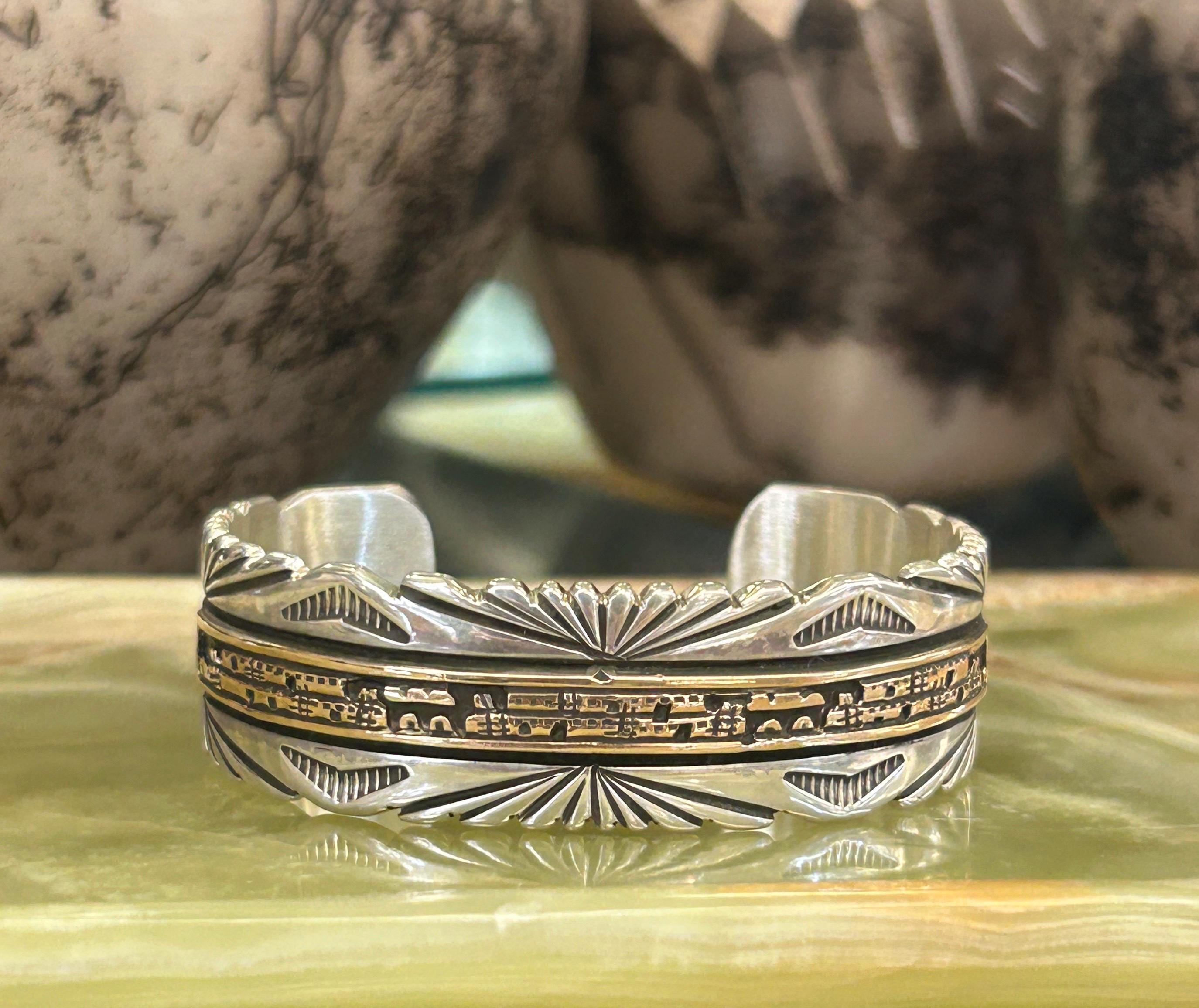 ヴィンテージ　ナバホ族　シルバーバングル　ストーリーテラー　トーマスシンガー Navajo storyteller bracelet - Etsy 日本