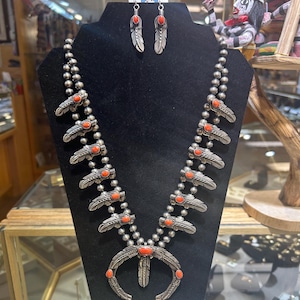 Orecchini Navajo in argento sterling di alta qualità, fatti a mano, con corallo, grandi fiori di zucca e piume