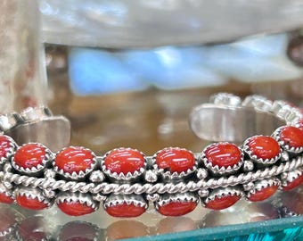 Pulsera de puño gruesa hecha a mano Navajo con coral mediterráneo de doble filo y plata de ley