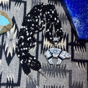 カルビン・ベゲイ スターリングシルバー ワイルドホース ターコイズ象嵌 オパールとブラックオニキス ベアペンダント 5連オニキスとマザーオブパールネックレス