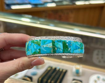Brazalete Navajo de plata esterlina martillada gruesa con incrustaciones de turquesa y oro de Sonora para hombre y mujer.