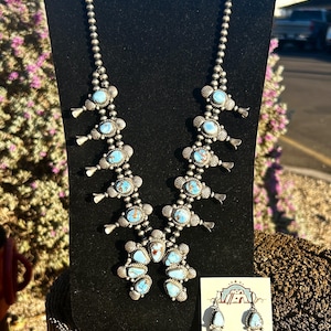 Collana e set di anelli da guerra Navajo in argento sterling e turchese Golden Hills con fiori di zucca fatti a mano