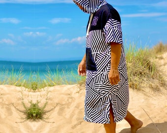 Poncho da spiaggia da uomo con cappuccio e tasca/asciugamano per il cambio del costume da bagno per il surf o il tempo libero