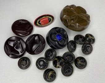 Big Bargain Throw Away Lot of 18 Vintage Bakelite, Celluloid and Casein Buttons