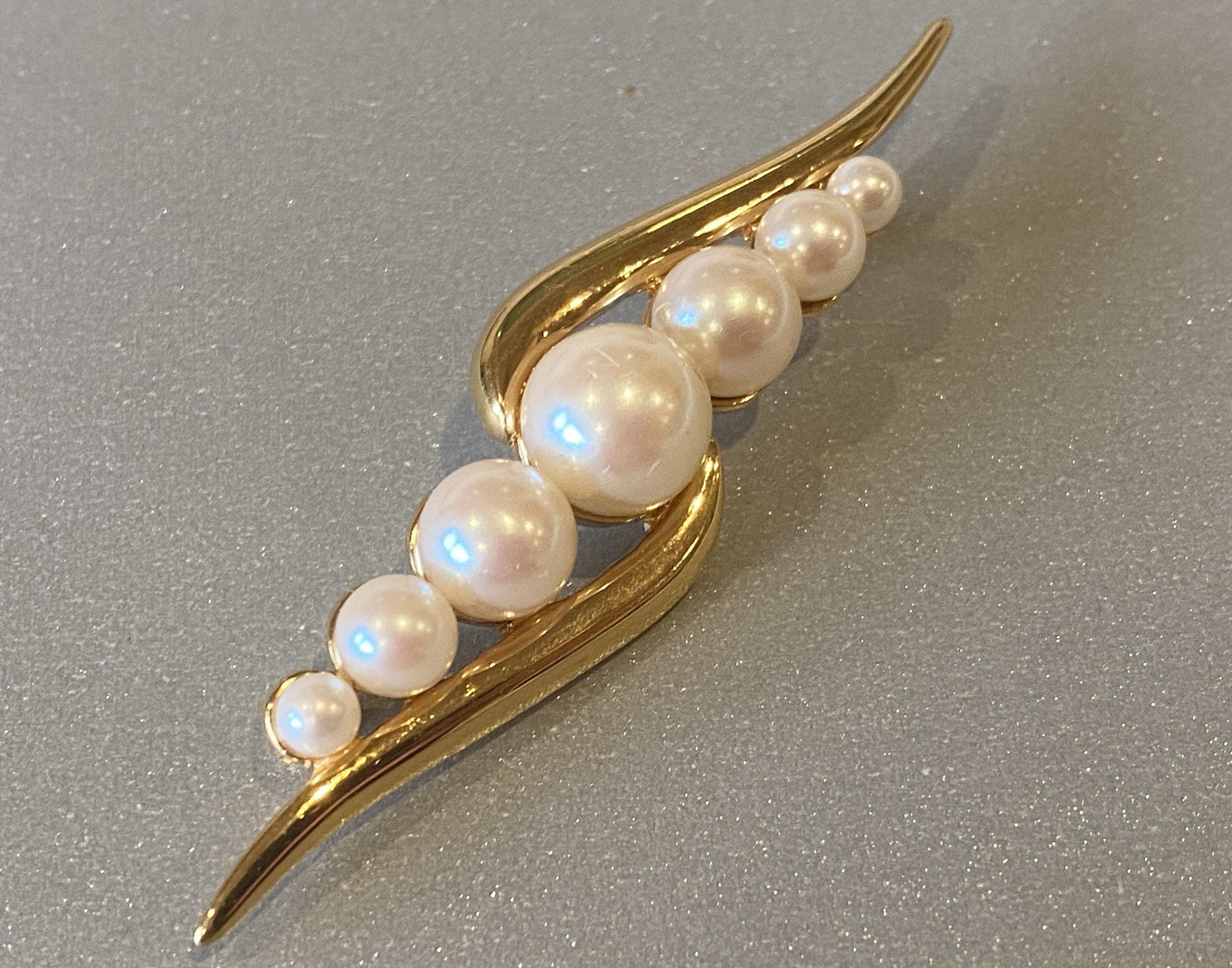 □Monet 刻印□上品な印象□ゴールドカラー×1粒パールビジュー・ブローチ