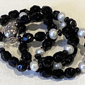 Vintage Faceted Black Onyx and Freshwater Pearl Gemstone Necklace -18 inches - Magnetic Sterling Silver Closure