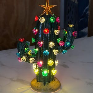 Verlichte keramische cactus met bloemlampjes