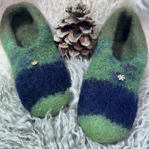 Flower Power - Campersoxxs Made by ME. Size 35-37. Handmade felt shoes, felt slippers or house shoes. Pure new wool hand-felted