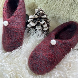 Red Pearl - Campersoxxs Made by ME. Size 35/36. Handmade felt shoes, felt slippers or house shoes. Pure new wool hand-felted
