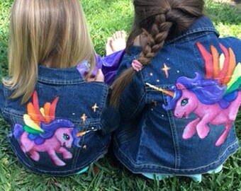 Sur mesure Licorne peinte à la main veste de Jeans Denim disponible en tailles bébé, enfant en bas âge et les filles