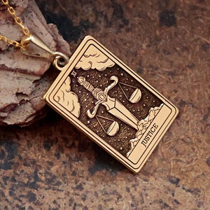 Collar con la carta del tarot de la justicia, collar espiritual de oro de 14 quilates, collar de abogado hecho a mano, delicado collar de Libra, collar de horóscopo, regalo para él