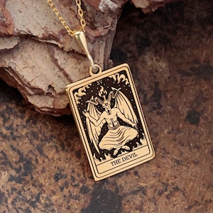 Collar con la carta del tarot del diablo, delicado collar gótico de oro macizo de 14 quilates, collar unisex con tarot, collar con grabado espiritual, regalo para él