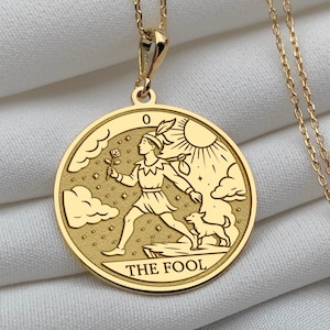 Collier The Fool en or 14 carats - bijoux délicats de carte de tarot, breloque spirituel, cadeau astrologie mystique, pendentif céleste, accessoire unique fait main