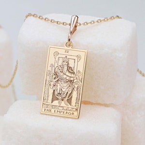 Collar de oro de 14 quilates con el emperador, collar minimalista con carta del tarot, collar astrológico hecho a mano, collar de bruja, collar celestial, regalo para mujer