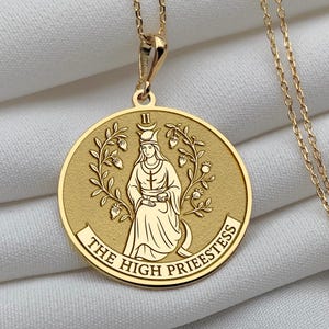 Collar de Tarot de la Sacerdotisa en oro macizo de 14 k: colgante redondo grabado para mujer, regalo de joyería espiritual.