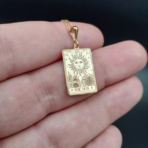 Die Sonne Tarot Halskette, 14K Gold Tarot Karte Charm Halskette, Minimalistische himmlische Halskette, zierliche spirituelle Halskette, Geschenk für Freundin