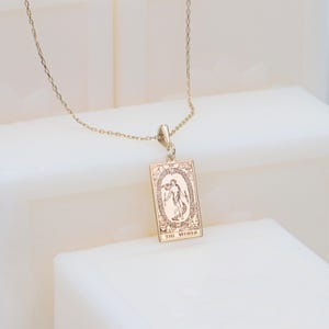 14K Gold Die Welt Halskette, kleine Tarot Karte Halskette, zierliche himmlische Anhänger Halskette, Mystische Astrologie Halskette, Witchy Halskette, Mama Geschenk