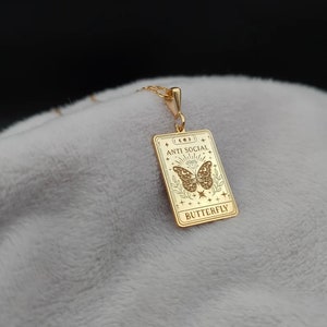 Collana con tarocchi a farfalla, collana con tarocchi a forma di insetto in oro 14K, collana con farfalla antisociale, collana con ciondolo da donna minuscola, regalo di compleanno