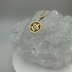 Collier tortue, collier tortue de mer en or 14 carats, collier à breloques florales, collier pendentif animal délicat, collier femme unique, cadeau pour elle