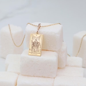 Collar de la Justicia en Oro de 14K, Collar con Cartas del Tarot Pequeñas, Collar con Encanto Espiritual Hecho a Mano, Collar Celestial de Brujería, Collar Místico, Regalo para Mamá