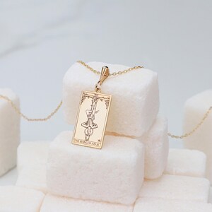 Collier en or 14 carats le pendu, collier à breloques carte de tarot, collier céleste minimaliste, collier astrologie sorcière, cadeau d'anniversaire