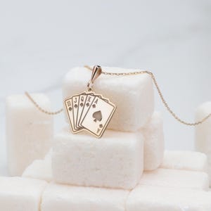 14K Gold Glückskarten Halskette, zierliche Royal Flush Poker Halskette, handgemachte Poker Spieler Charm Halskette, Spiel Halskette, Kasino Spieler Geschenk