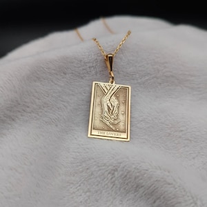 Paar Hände Halskette, 14K Gold Die Liebenden Halskette, Zierliche Tarot Karte Halskette, kleine Skelett Halskette, paar Halskette, Freundin Geschenk