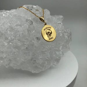 Collar Momento Mori de oro de 14 quilates: dije de calavera grabada, joyería gótica hecha a mano