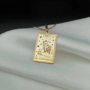 Collar Overthinker, collar de tarot de oro de 14 quilates, collar minimalista con esqueleto de carta de tarot, collar de calavera pequeña, collar gótico, regalo para ella
