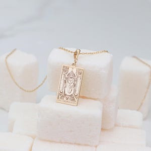 Collar de El Hierofante en oro de 14 quilates, collar de tarot para mujer, collar rectangular con una pequeña carta del tarot grabada, collar de astrología de brujas, regalo místico