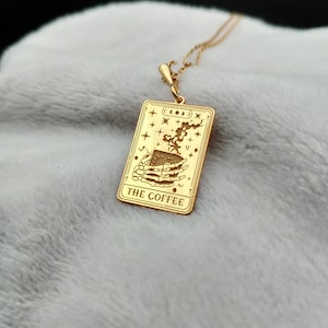 Collar de café, collar de tarot con taza de café en oro de 14 quilates, collar con dije pequeño para amantes del café, collar gótico con mano de esqueleto, regalo para amantes del café