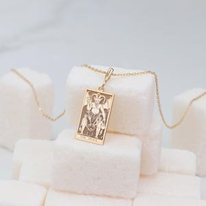 Collar del Diablo en oro de 14 quilates, grabado a mano con una carta del Tarot, delicado collar espiritual, místico collar celestial, regalo para ella.