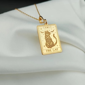 Collana con tarocchi del gatto, collana con incisione a forma di gatto in oro 14K, delicata collana per animali domestici, piccola collana con ciondolo a forma di carta dei tarocchi, collana unica, regalo per gli amanti dei gatti
