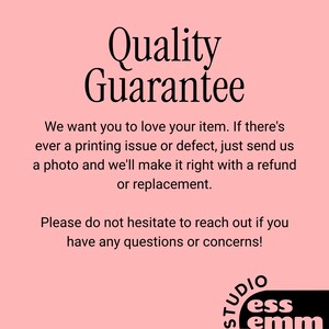 Op de afbeelding: Een roze achtergrond met de woorden "Quality Guarantee" in een zwart, elegant lettertype. De tekst eronder beschrijft de toewijding van de verkoper aan klanttevredenheid, met restituties of vervangingen voor afdrukproblemen. Studio Ess Emm logo onderaan.
