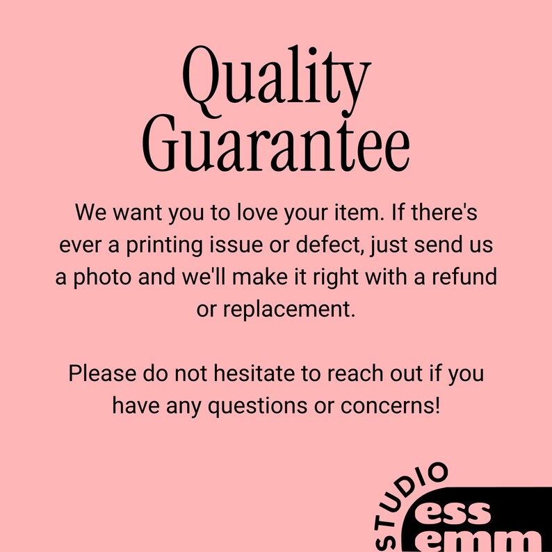 Op de afbeelding: Een roze achtergrond met de woorden "Quality Guarantee" in een zwart, elegant lettertype. De tekst eronder beschrijft de toewijding van de verkoper aan klanttevredenheid, met restituties of vervangingen voor afdrukproblemen. Studio Ess Emm logo onderaan.