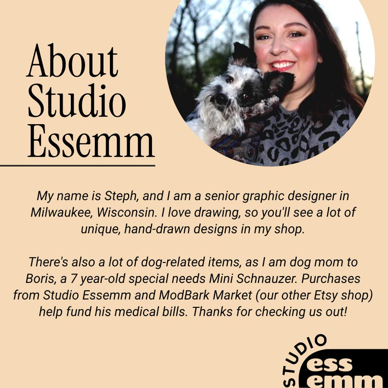 Op de afbeelding: Afbeelding met de tekst "About Studio Essemm" en een foto van een vrouw met een kleine zwart-witte hond. De tekst beschrijft de focus van de winkel op handgetekende ontwerpen en artikelen voor honden.
