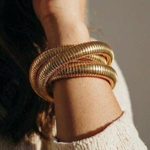Pulsera rígida gruesa de oro, diseño Tubogas de triple nervadura, resistente al agua, de acero inoxidable chapado en oro de 18 quilates, regalo llamativo para ella.
