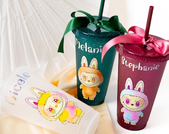 Vasos personalizados con purpurina y pajita / Vaso con nombre y personaje adorable personalizado / Regalo para niños y adultos / Vaso de plástico reutilizable de moda - parche de juguete