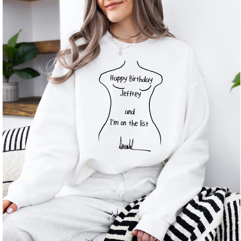 K&ouml;nnte beinhalten: Wei&szlig;es Sweatshirt mit schwarzer Umrisszeichnung eines Torsos und dem Text "Happy Birthday Jeffrey and I'm on the list" in Schwarz. Das Sweatshirt hat einen l&auml;ssigen Stil.