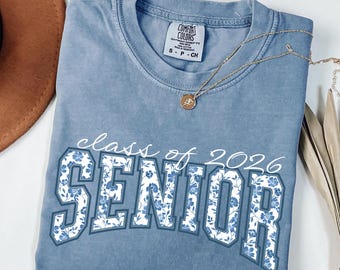 Chemise florale Comfort Colors® de la promotion 2026, T-shirt floral senior 2026, Chemises assorties senior 2026, Chemise cadeau de remise des diplômes esthétiques