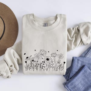 Flower Sweatshirt, Botanical Sweatshirt, Wildflower Sweatshirt, Nature Sweatshirt, Plant Sweatshirt,  Floral Sweater, Gardening Swatshirts