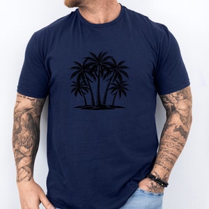 Pode incluir: Uma camiseta azul marinho com uma silhueta preta de palmeiras na frente.